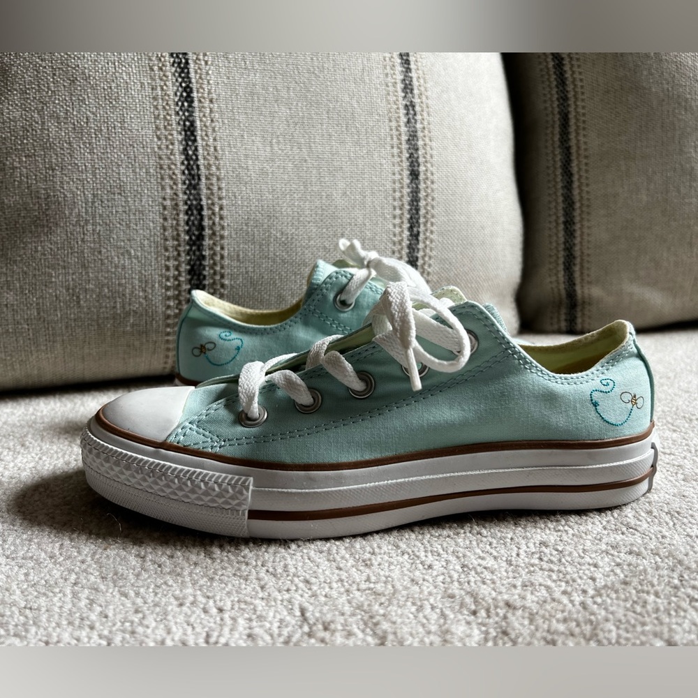 Converse Chuck Taylor Low w/ Embroidered Bee Size 6 NEVER WORN!!!
